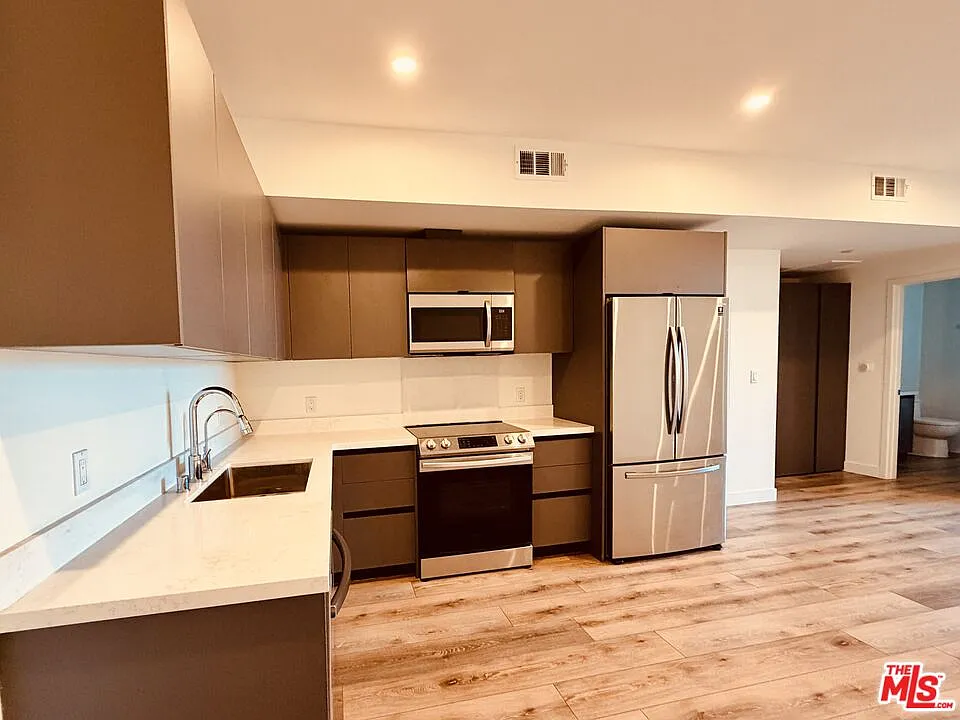919 S Harvard Blvd #504
