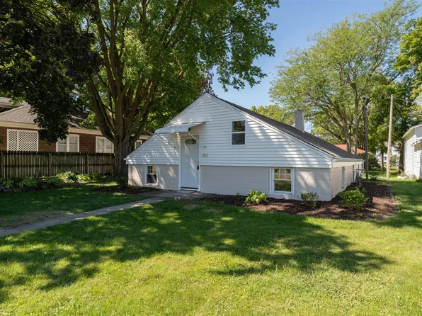211 N Harrison St, Flanagan, IL 61740