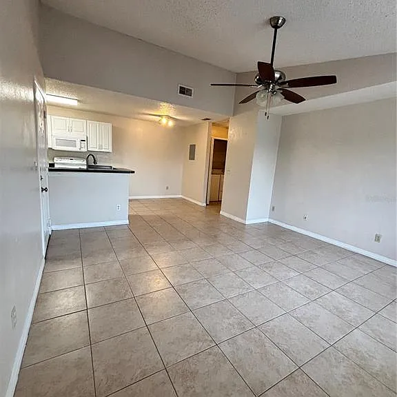 2030 Cascades Blvd #303 — Photo 2
