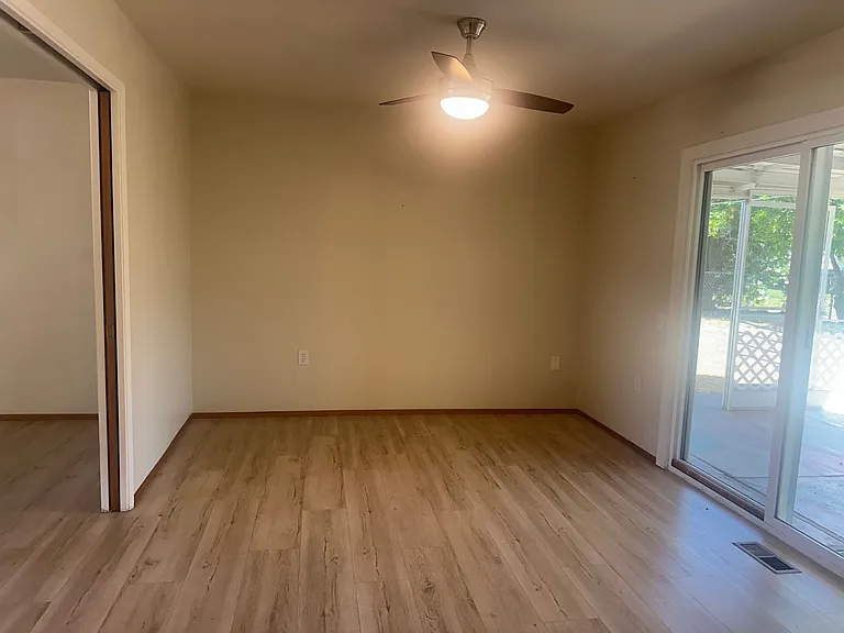 194 Olympic Cir — Photo 2