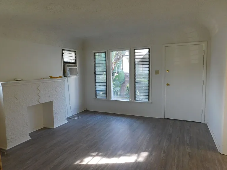 417 E Elmwood Ave — Photo 8
