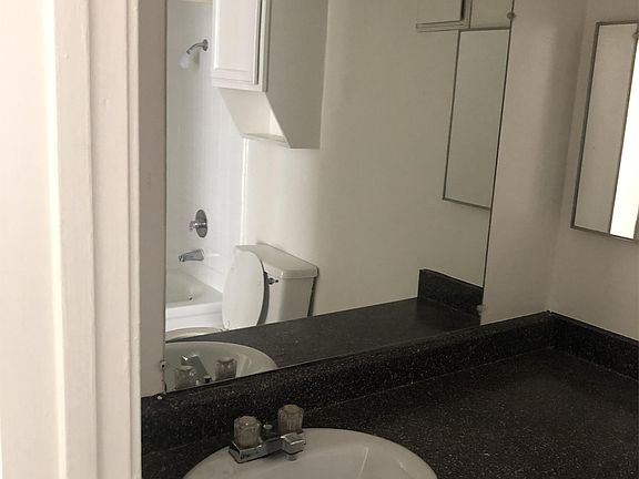 5th image of 226 Lake Meadows Dr