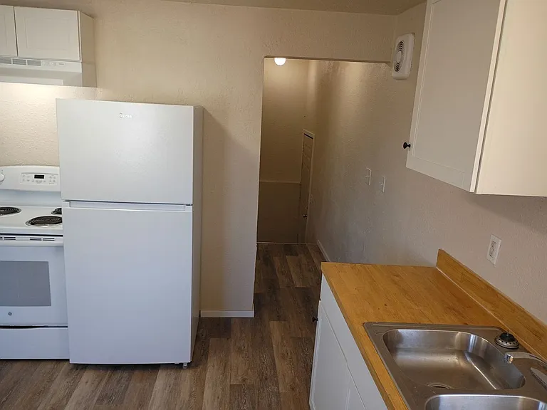 NE Spokane 2 bedroom apartment (Fresh paint and flooring) — Photo 11