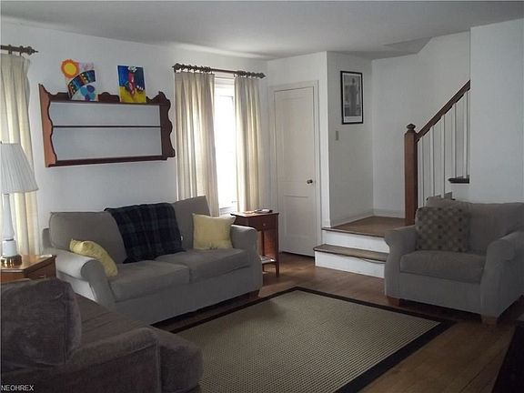 3rd image of 1575 Redwood Ave
