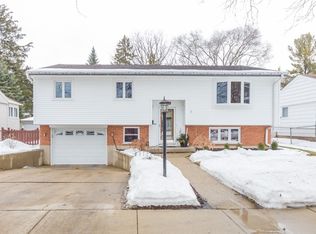 1089 Valley Stream Dr, Wheeling, IL 60090