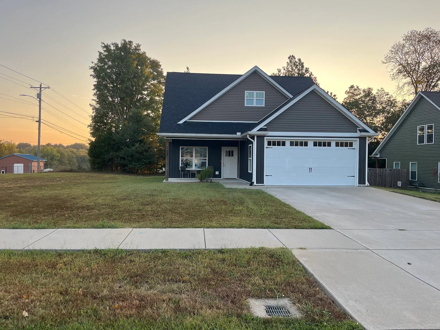 4 bed, 2.5 bath, 1702 sqft, $2,400 — Photo 2