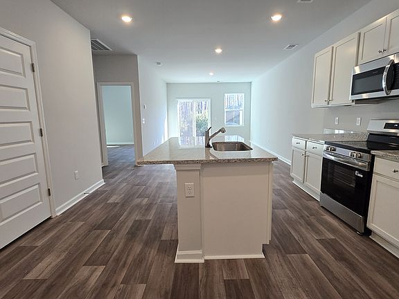 4th image of 1378 Speedway St