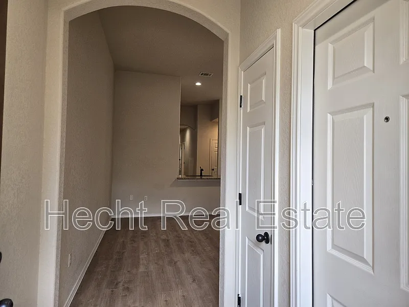 3 bed, 2.0 bath, 1372 sqft, $1,445 — Photo 4