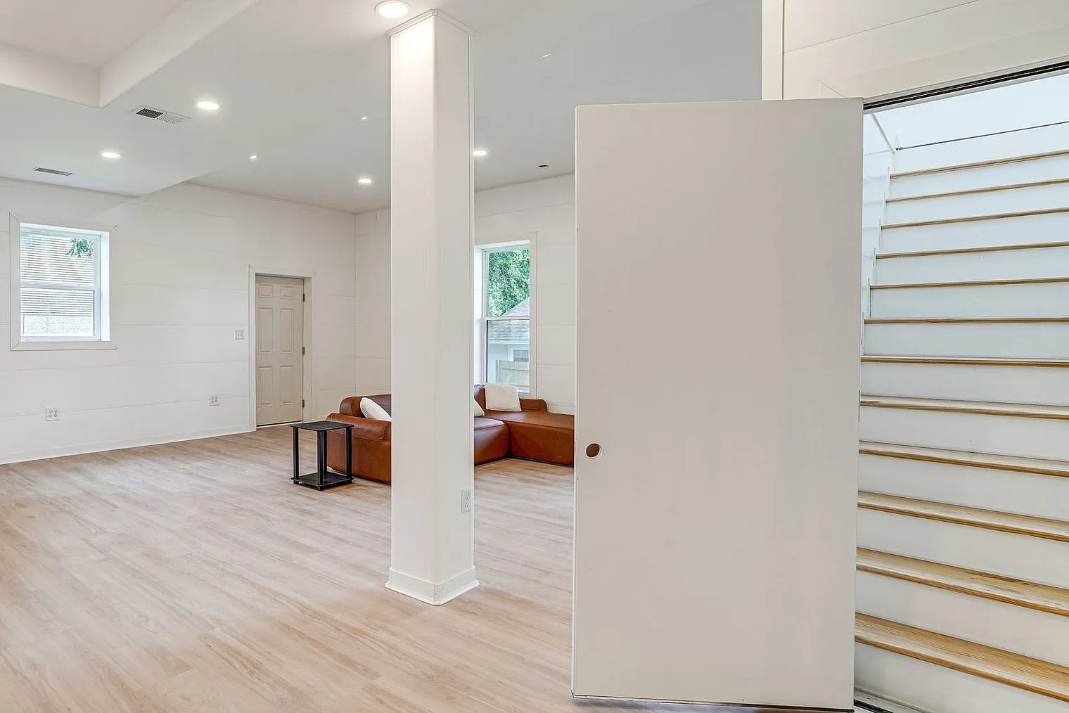 6 bed, 3.0 bath, 3196 sqft, $9,114 — Photo 3