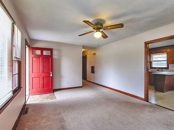 4th image of 421 Colonial Ave