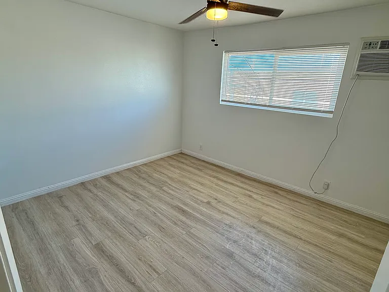 2105 N Webster St — Photo 13