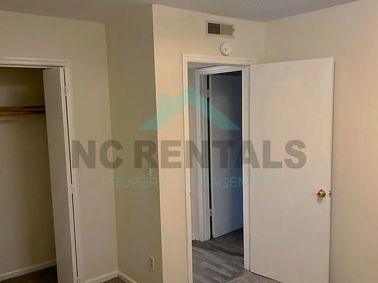 2559 Green Oaks Ct #B — Photo 10