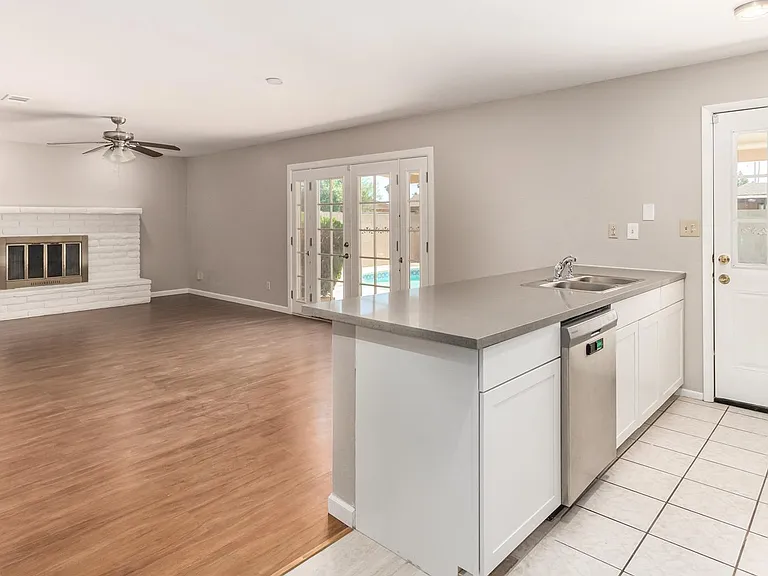 1903 E Balboa Dr — Photo 5