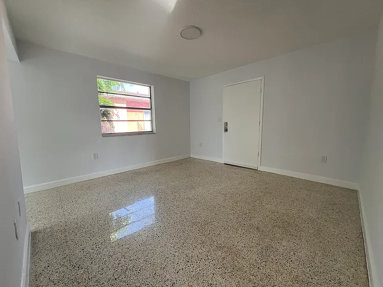 1460 SW 4th St #6 — Photo 2