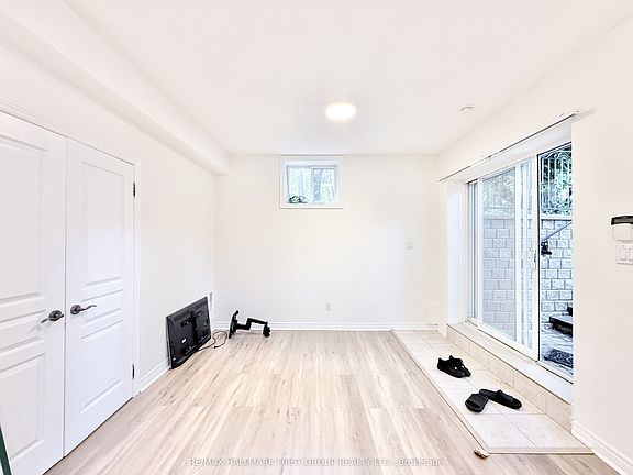 5th image of 22 Risebrough Ave #Basement