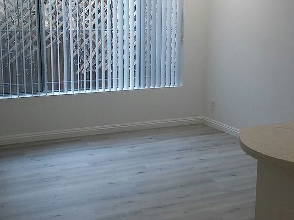 2nd image of 408 S Venice Blvd #4
