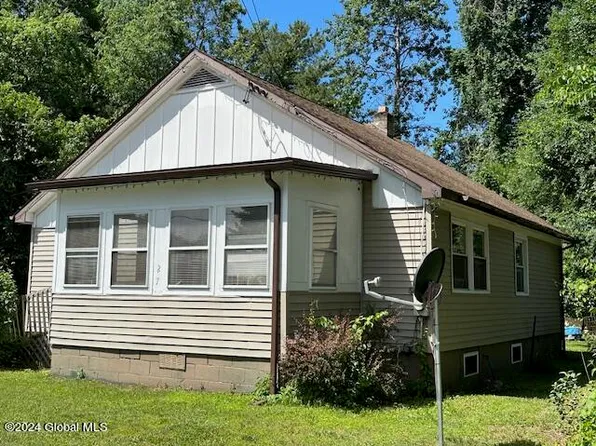 27 Maine Avenue, Queensbury, NY 12804