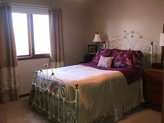 4th image of 15 Elm Dr