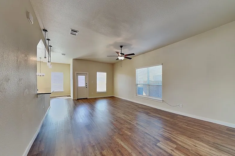 4 bed, 3.0 bath, 1926 sqft, $1,999 — Photo 2