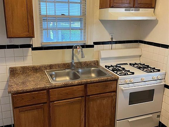 4th image of 8310 Flora Ave
