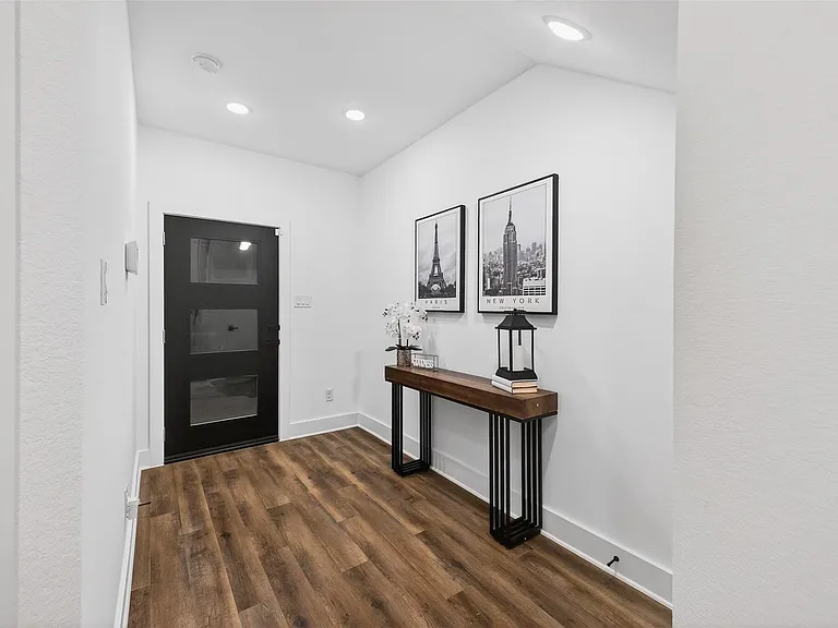 3003A Delano St — Photo 8