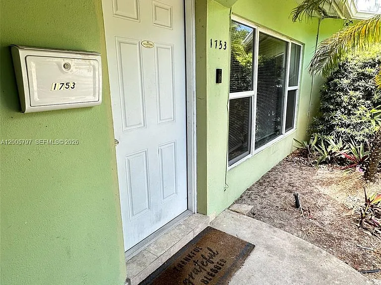 1753 NE 18th St #1753 — Photo 5