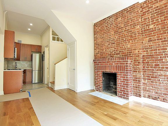 3rd image of 130 W 75th St