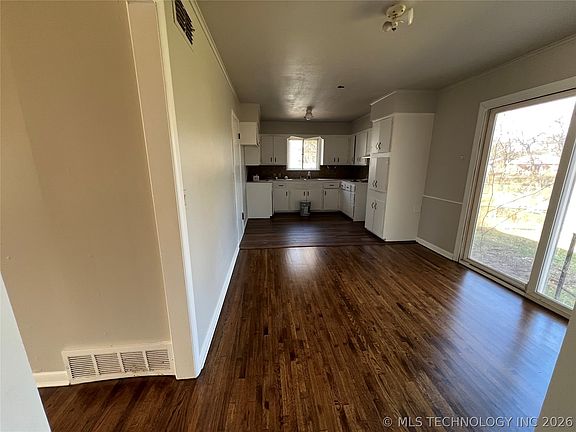3rd image of 410 W Pittsburg Pl