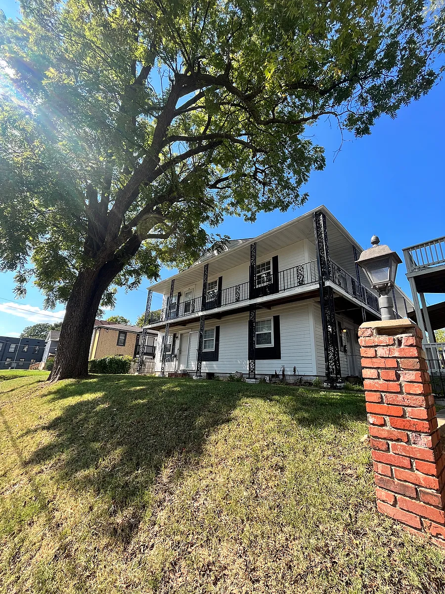 Photo 2 of 11 - 649 South Ave #6A - Springfield, MO Building Photo - 649 South Ave #6A