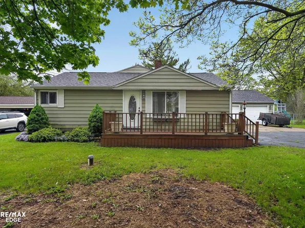6120 Surrey Ln, Burton, MI 48519