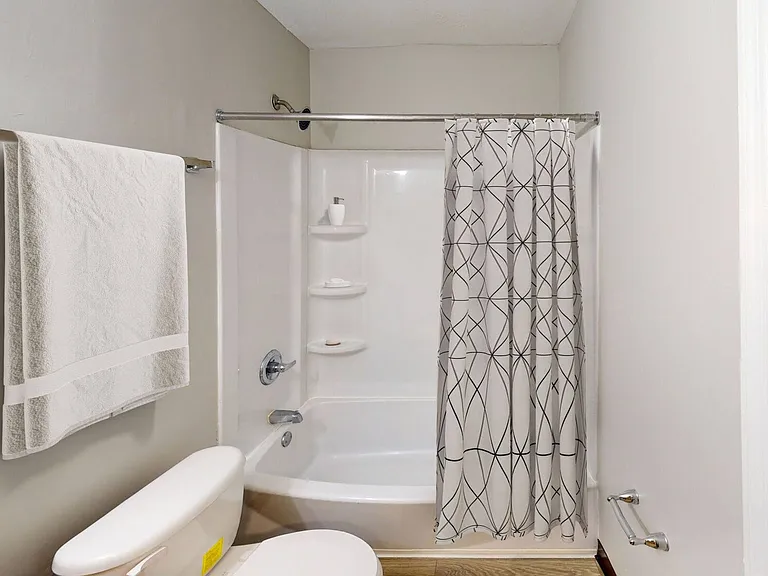 Springhurst East Apartments — Photo 7