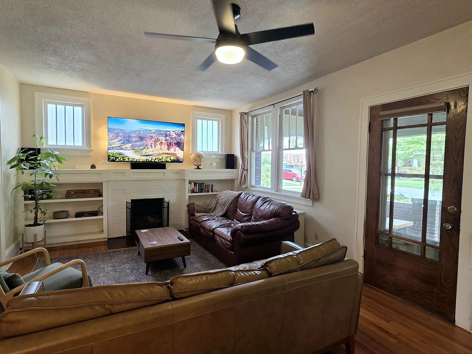3 bed, 2352 sqft, $2,495 — Photo 3