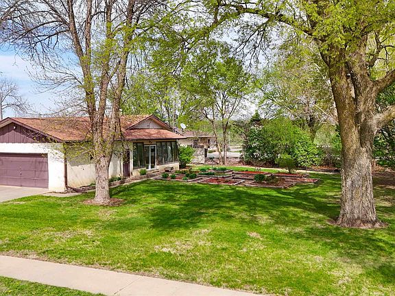 2nd image of 709 Brooks Dr