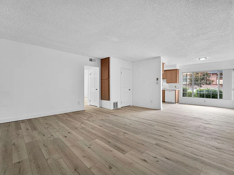 4320 Mammoth Ave #101 — Photo 7