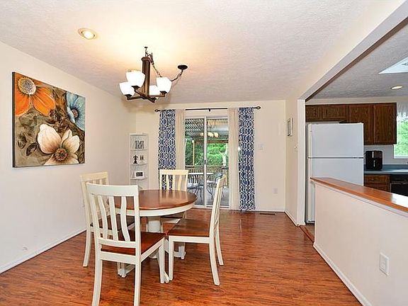 4th image of 9579 Saratoga Dr