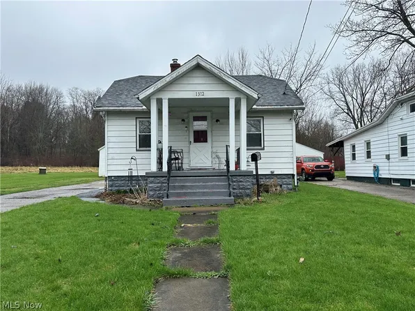 1312 Hamlin Dr, Ashtabula, OH 44004