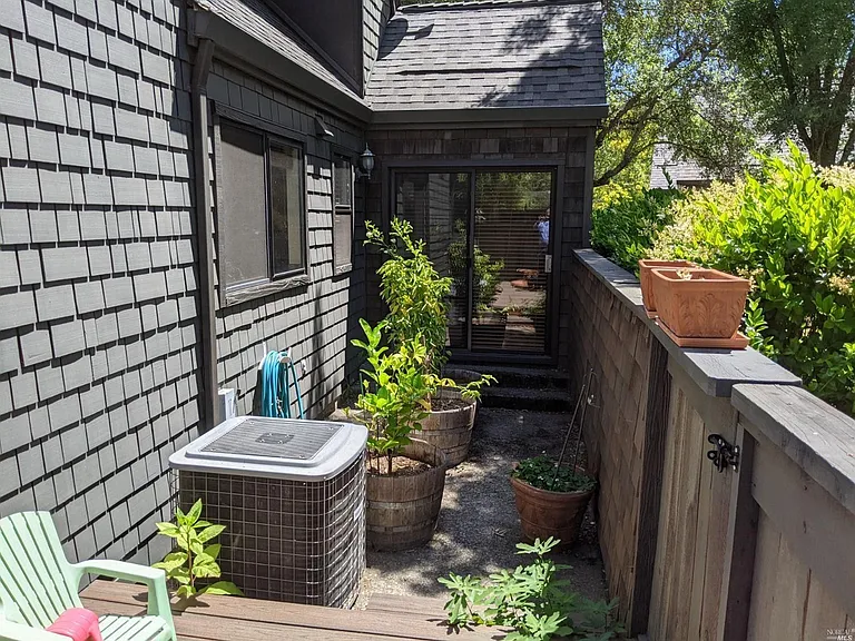 1382 Saint James Ct — Photo 11