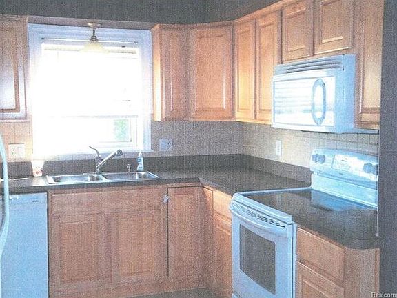 5th image of 9901 Fairfield St