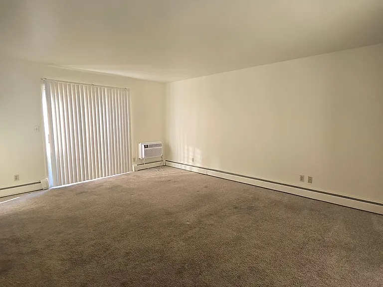 Mulford Park Apartments — Photo 10