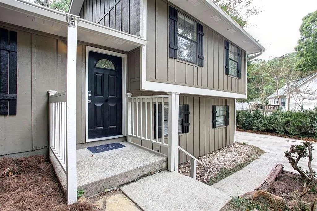 4 bed, 3.0 bath, 2000 sqft, $5,650 — Photo 1