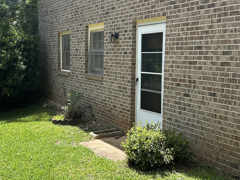1973 Wood Valley Rd 
Basement Apartment