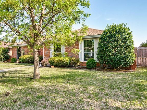 3rd image of 704 Cypress Dr