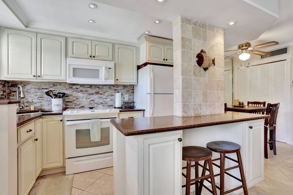3216 NE 13th St APT 2, photo 9