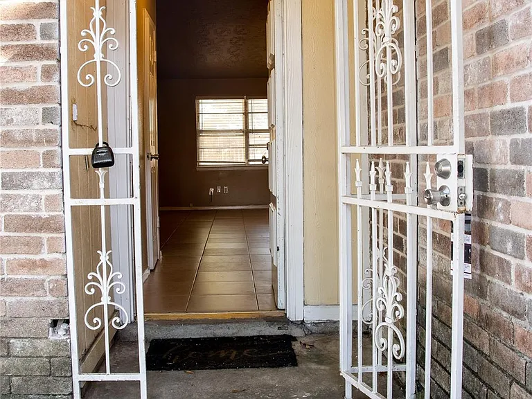 8215 Lone Bridge Ln — Photo 2