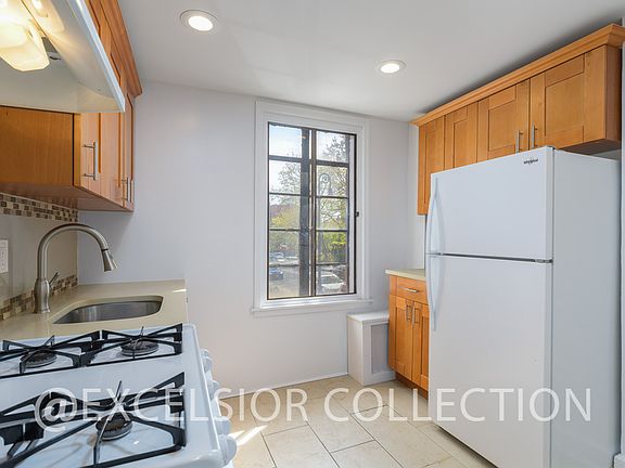 5th image of 469 Clinton St APT 1R