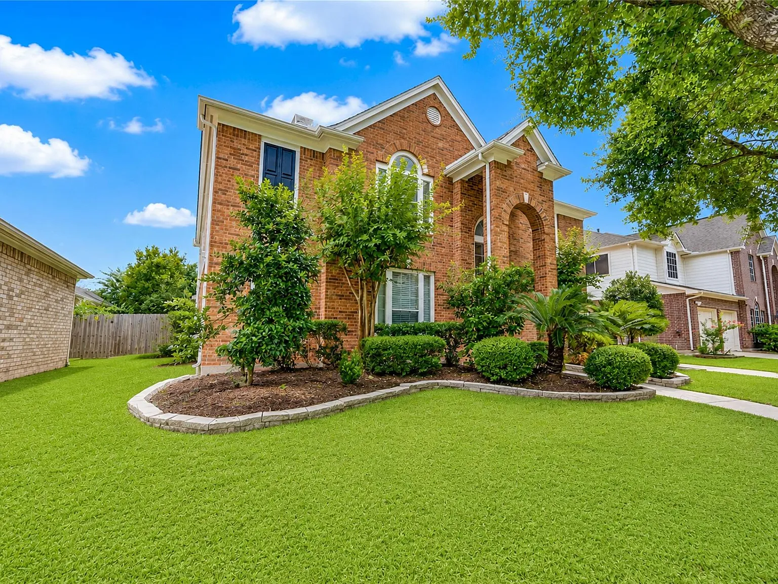 5 bed, 3400 sqft, $3,150 — Photo 2