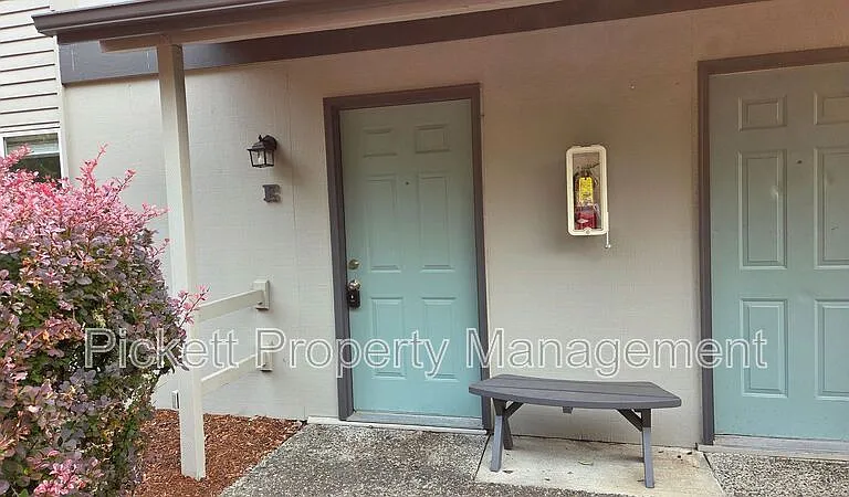 354 NW Edvard St #E — Photo 2