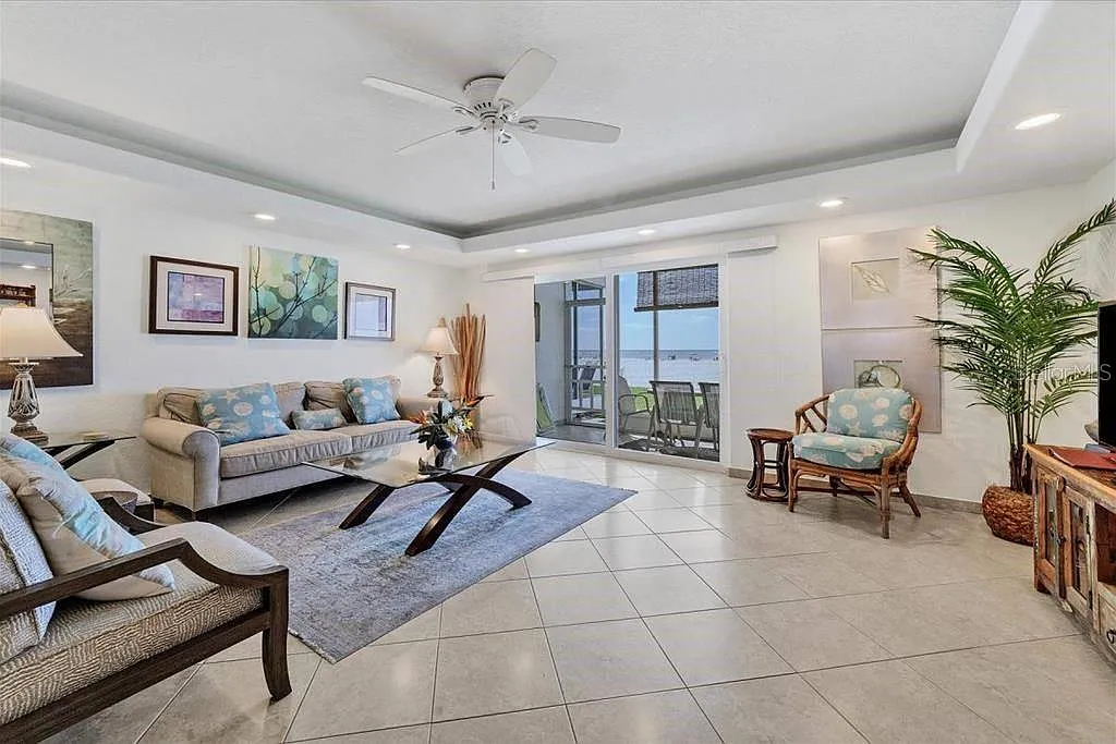 2 bed, 2.0 bath, 1043 sqft, $7,500 — Photo 2