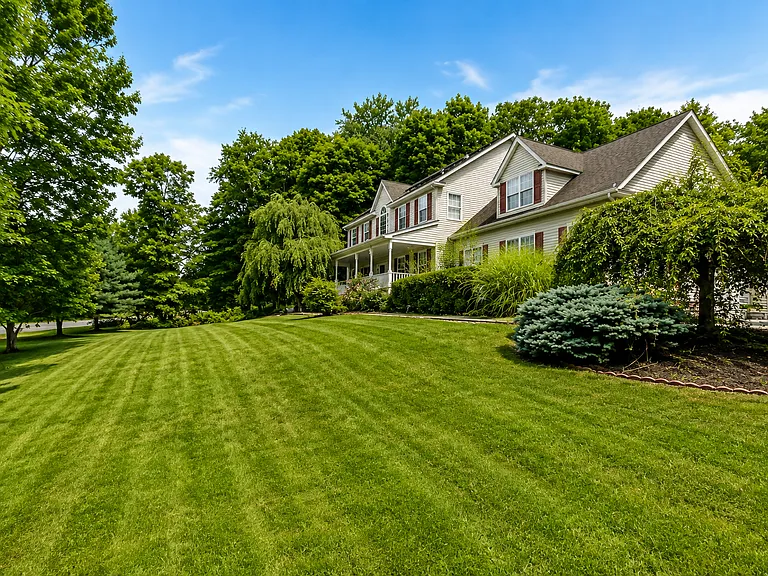 4 McNamara Dr — Photo 1