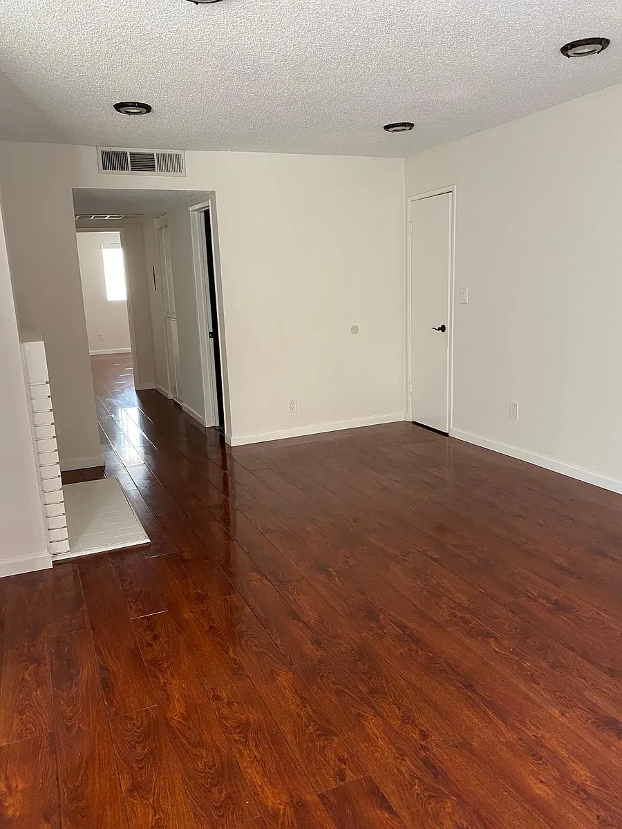 Building Photo - 501 E Magnolia Blvd #202